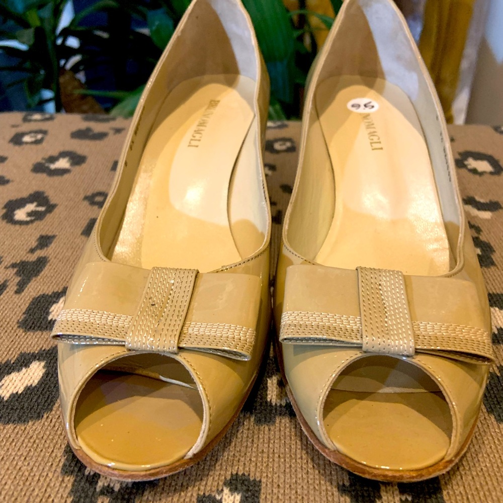 Classy Bruno Magali, patent leather dress shoe with a peep toe😇